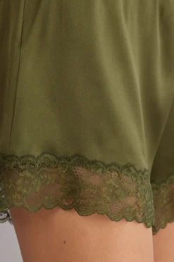Bas de pyjama short en soie avec dentelle