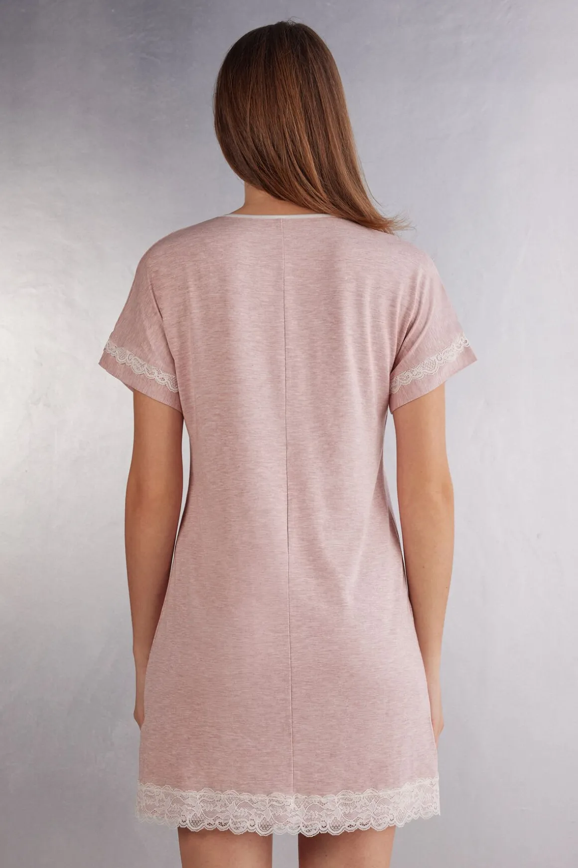 Chemise de nuit à manches courtes avec dÉtails en dentelle