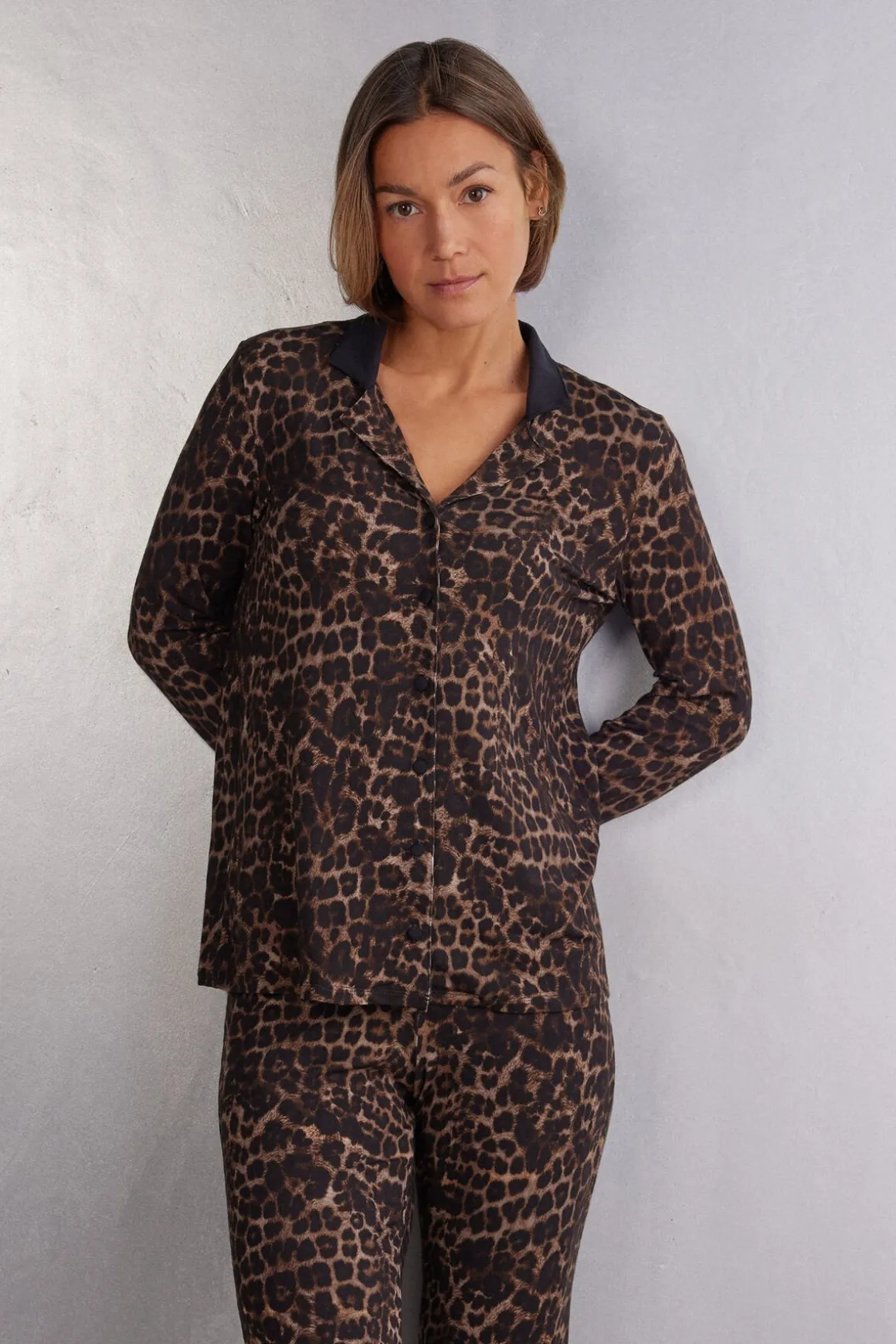 Haut de pyjama manches longues ouvert devant en modal LUXURIOUS LEOPARD