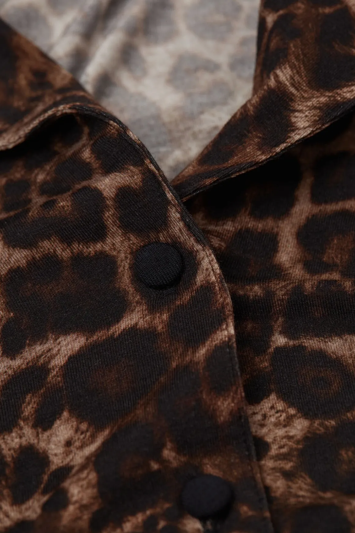 Haut de pyjama manches longues ouvert devant en modal LUXURIOUS LEOPARD