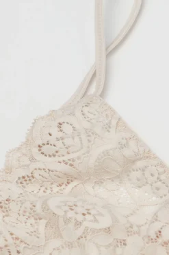 String ficelle en dentelle