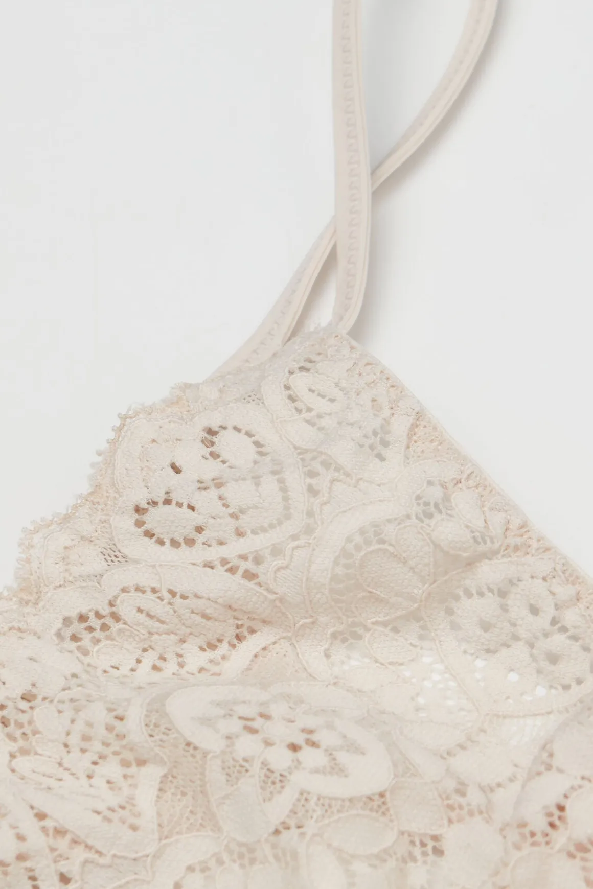 String ficelle en dentelle