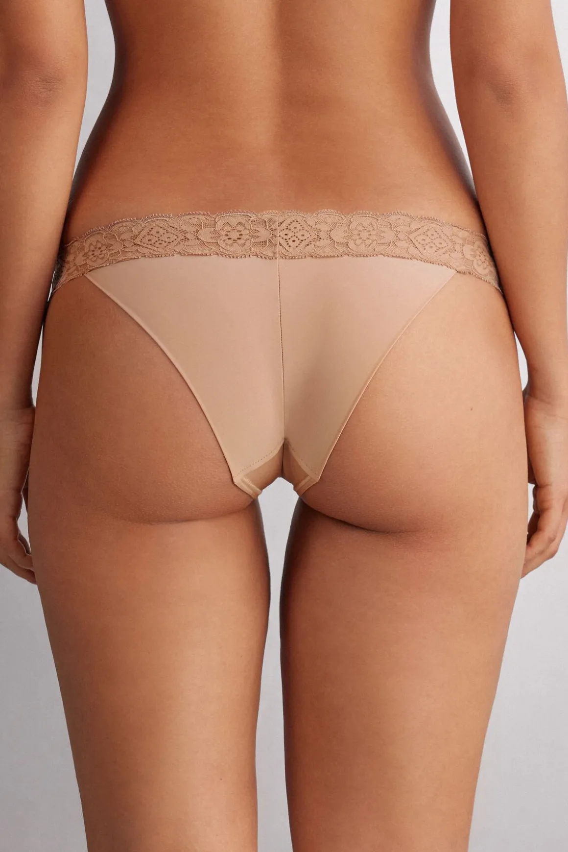 Tanga carioca en dentelle et microfibre