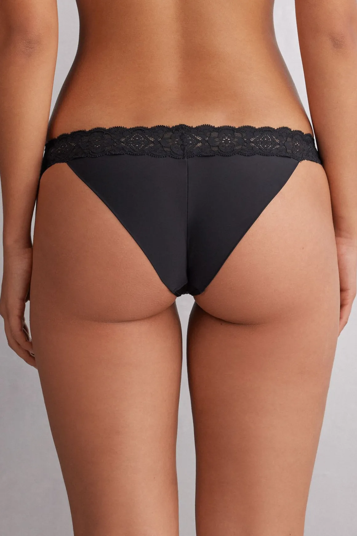 Tanga carioca en dentelle et microfibre