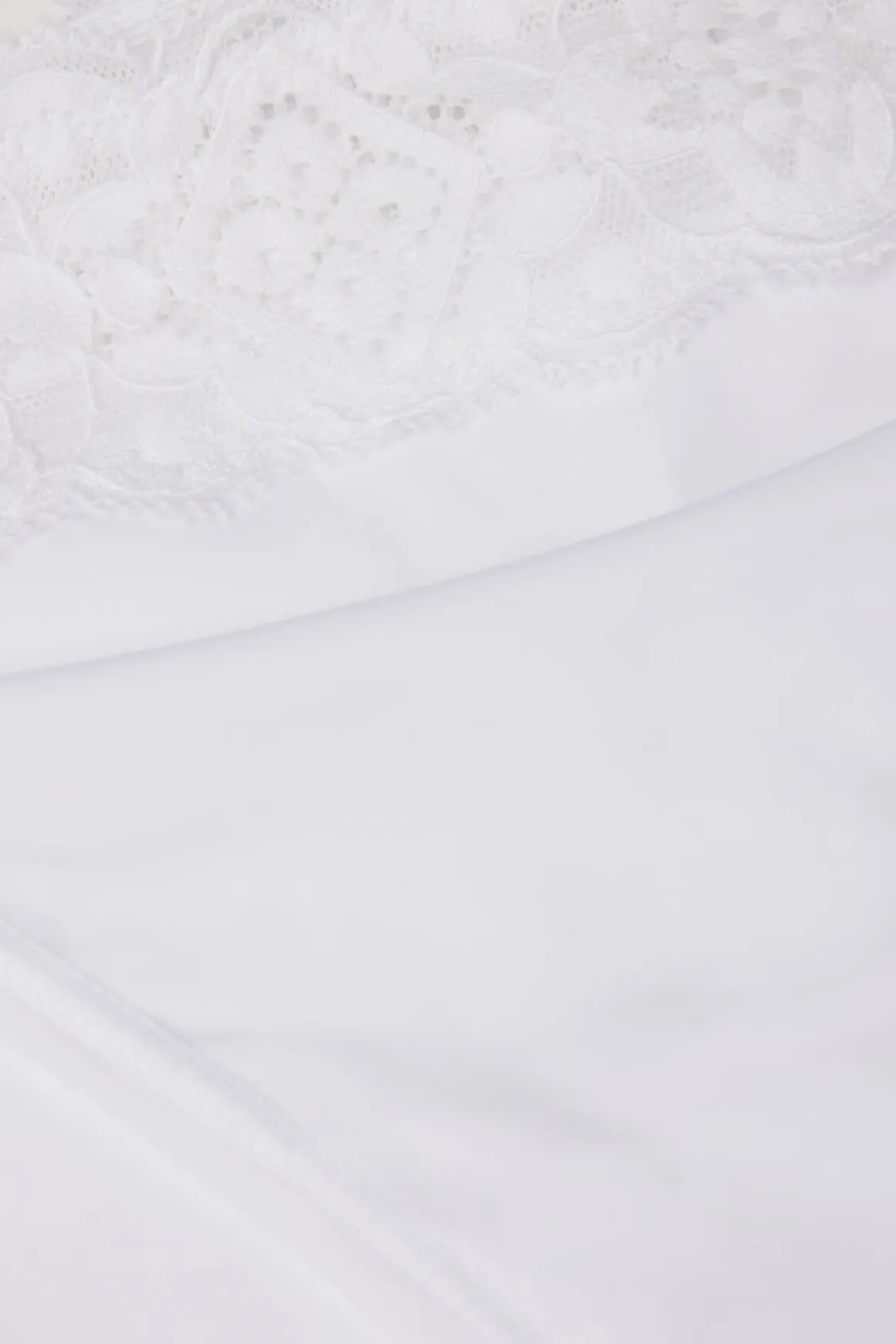 Tanga carioca en dentelle et microfibre