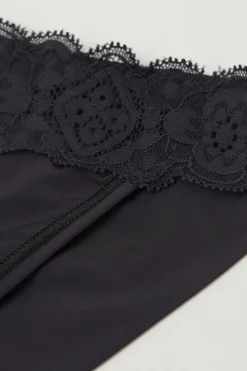 Tanga carioca en dentelle et microfibre