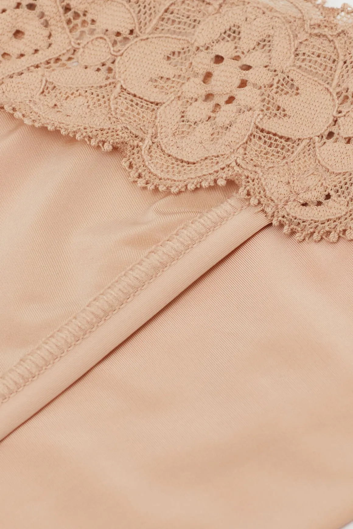 Tanga carioca en dentelle et microfibre