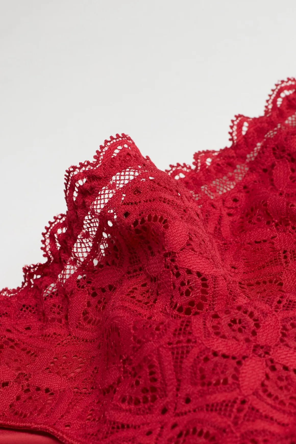 Tanga femme en dentelle et microfibre