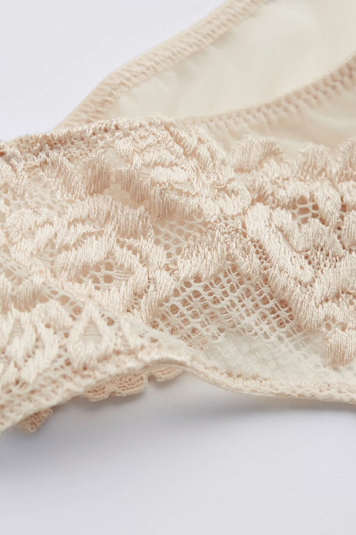 Tanga femme en dentelle florale