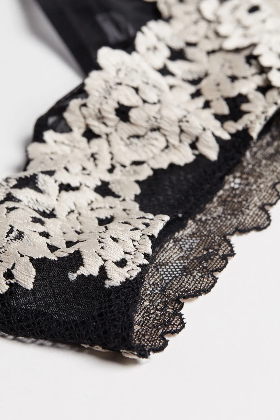 Tanga femme en dentelle florale